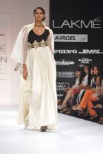 Model walk the ramp for nandita thirani and payal singhal show at Lakme Fashion Week Day 1 on 3rd Aug 2012 (2).JPG